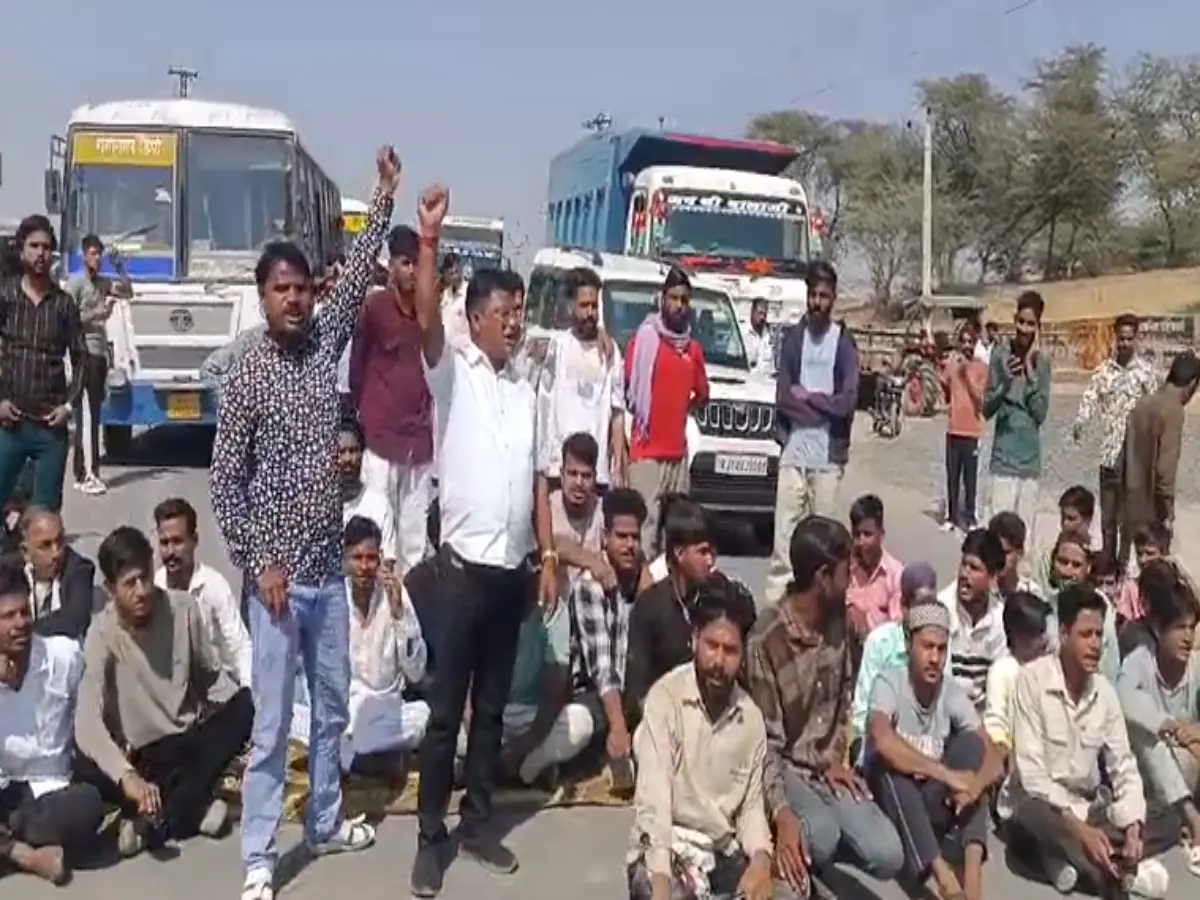 Churu: कब्रिस्तान जाने के रास्ते में टूटी सड़क और गंदा पानी बहने को लेकर हाईवे किया जाम