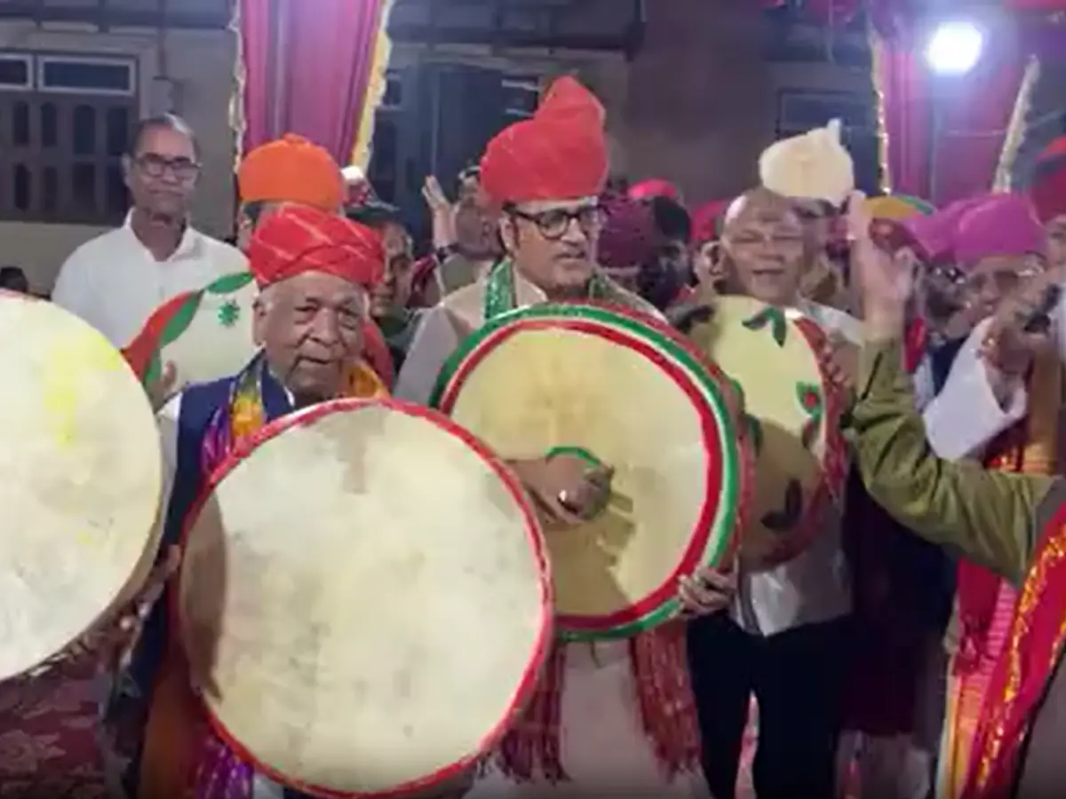 शेखावाटी में फाग उत्सव की शानदार शुरुआत, चंग की थाप पर थिरके राजेंद्र राठौड़