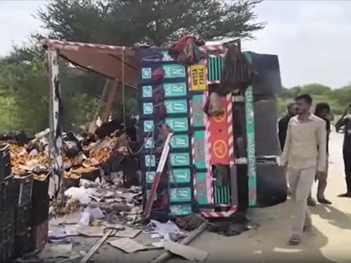 रतनगढ़ मेगा हाईवे पर पलटा संतरे से भरा ट्रक, सुरक्षा इंतजामों पर उठे सवाल