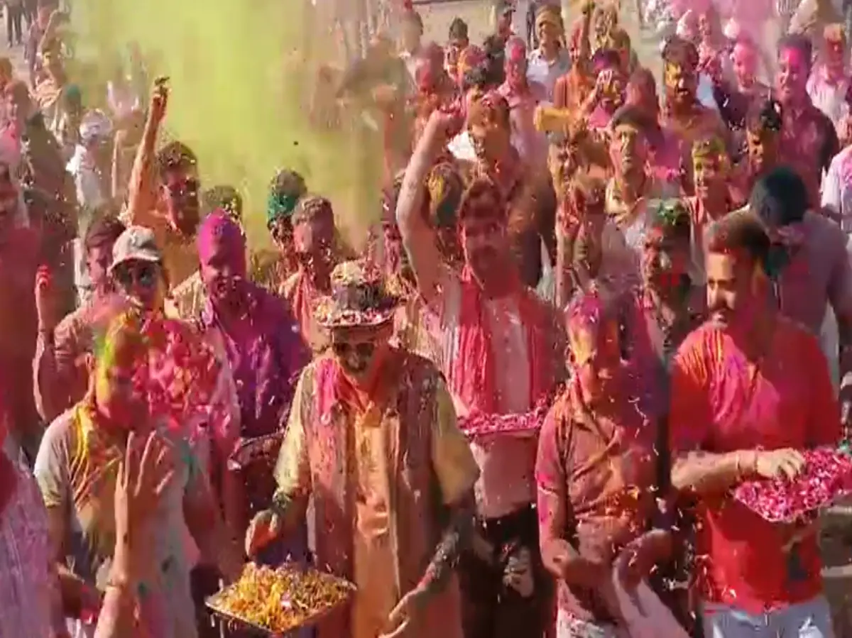 राजस्थान पुलिस ने जमकर खेली होली, रंग-गुलाल लगाते हुए किया डांस, देखें तस्वीरें