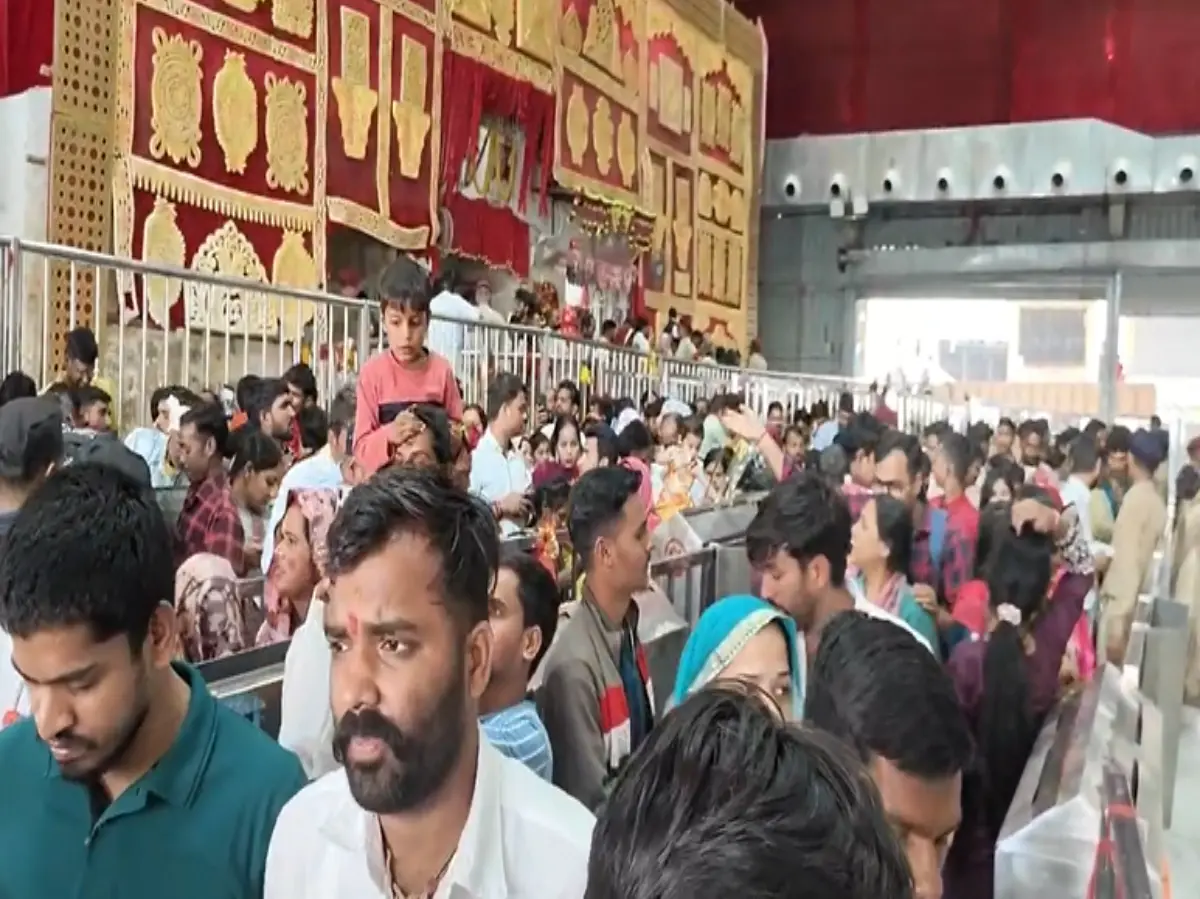 Khatu Shyam Ji: तिलक श्रृंगार के बाद खुला खाटू श्याम मंदिर, खुलते ही लगी भक्तों की भारी भीड़