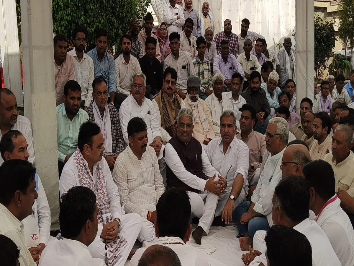 मुख्यमंत्री भजनलाल शर्मा पहुंचे काठुवास, नेता प्रतिपक्ष टीकाराम जूली की माताजी को दी भावुक श्रद्धांजलि