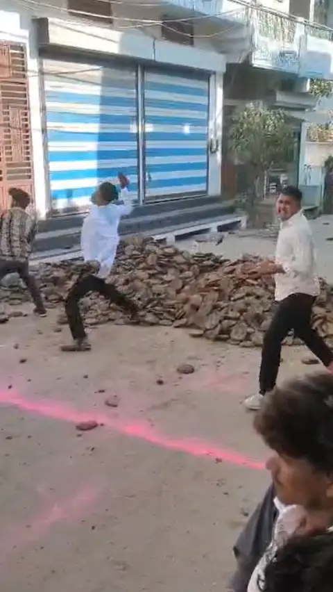 डूंगरपुर में एक दूसरे पर लोगों ने क्यों फेंके दनादन कंडे, देखें तस्वीरें