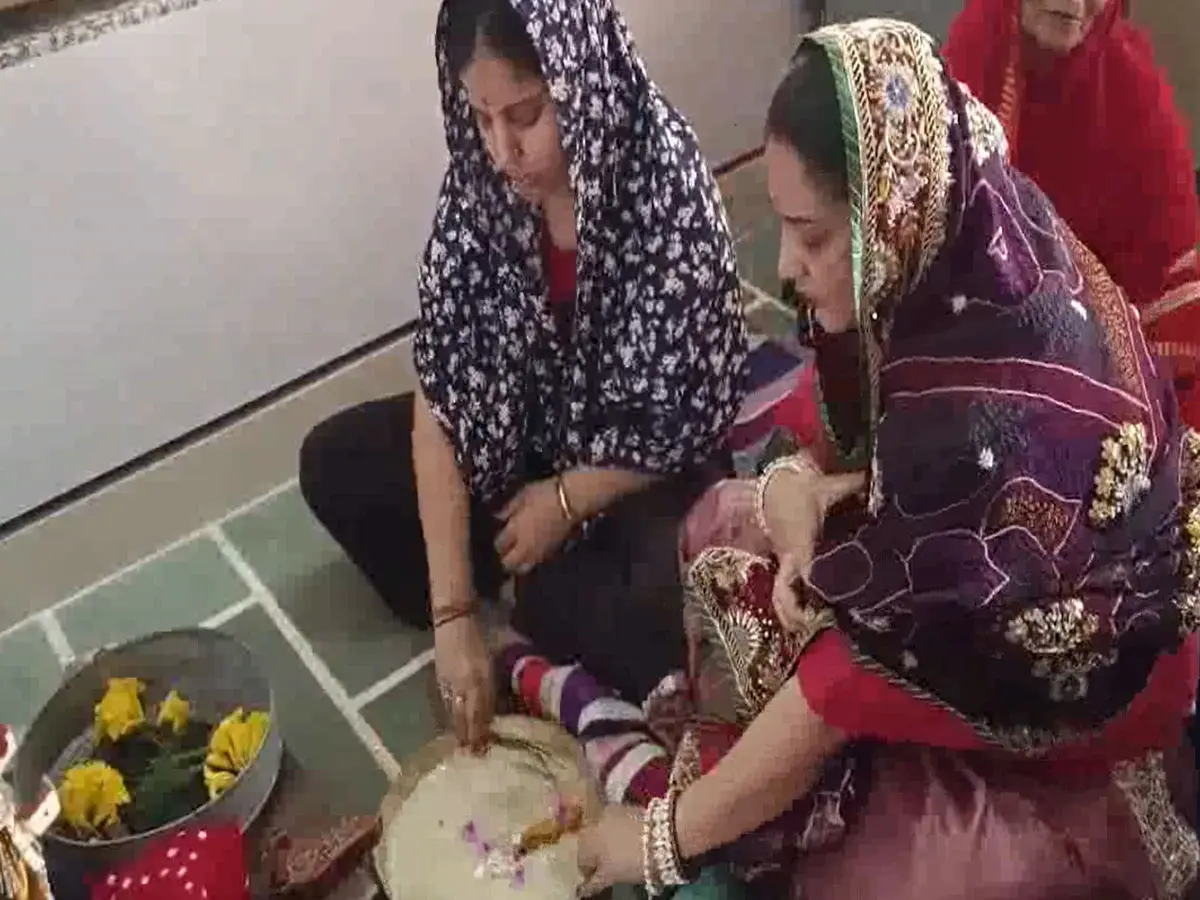 धोरों की धरती पर गूंजे गणगौर के गीत, सरदारशहर में नवविवाहिताएं कर रहीं सुहाग की कामना