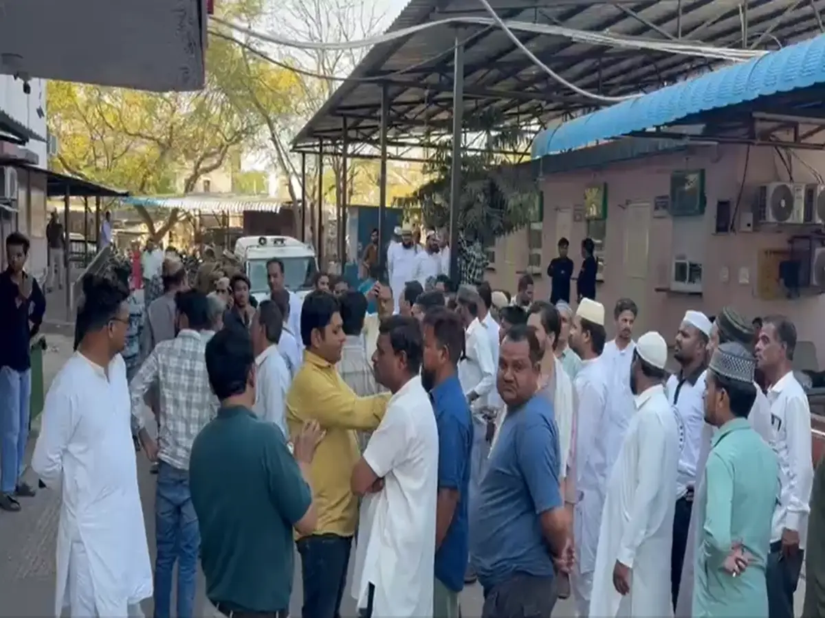 नमाज के दौरान जयपुर में गिरी दीवार, 15 लोग मलबे में दबे, 6 की हालात गंभीर