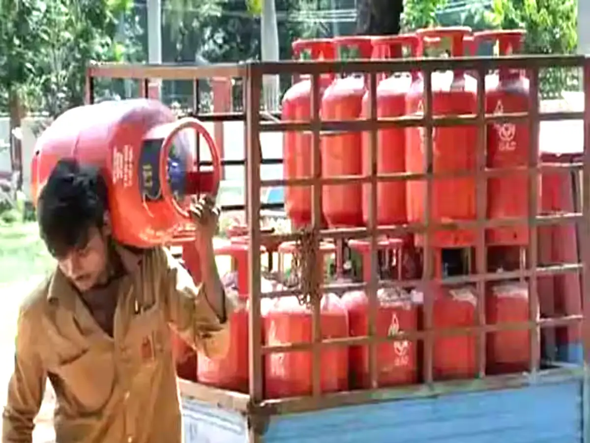 घर से होटल तक महंगाई की मार! LPG और कॉमर्शियल सिलेंडर दोनों महंगे, जानें कितने बढ़े रेट