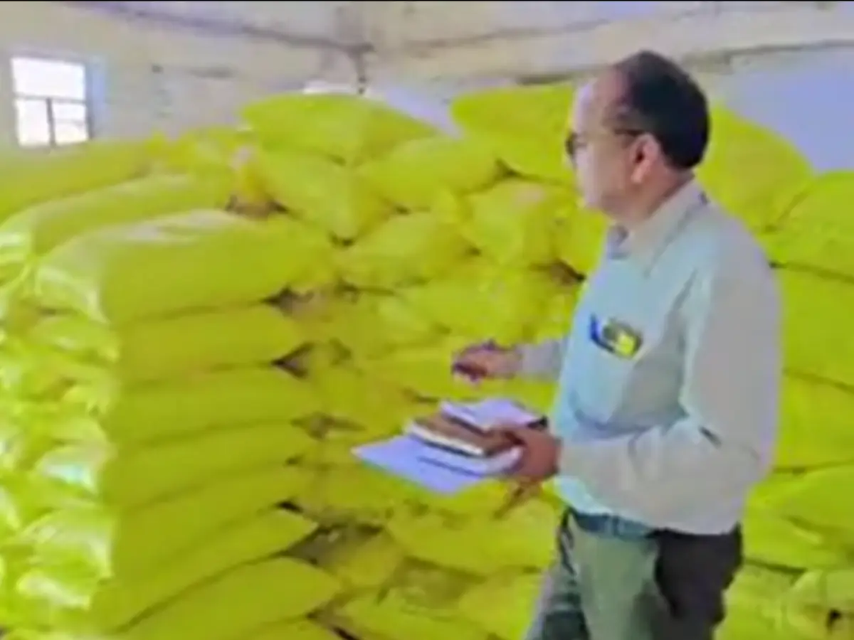 जयपुर के मुहाना में अवैध यूरिया कारोबार का भंडाफोड़, 1100 से ज्यादा कट्टे जब्त