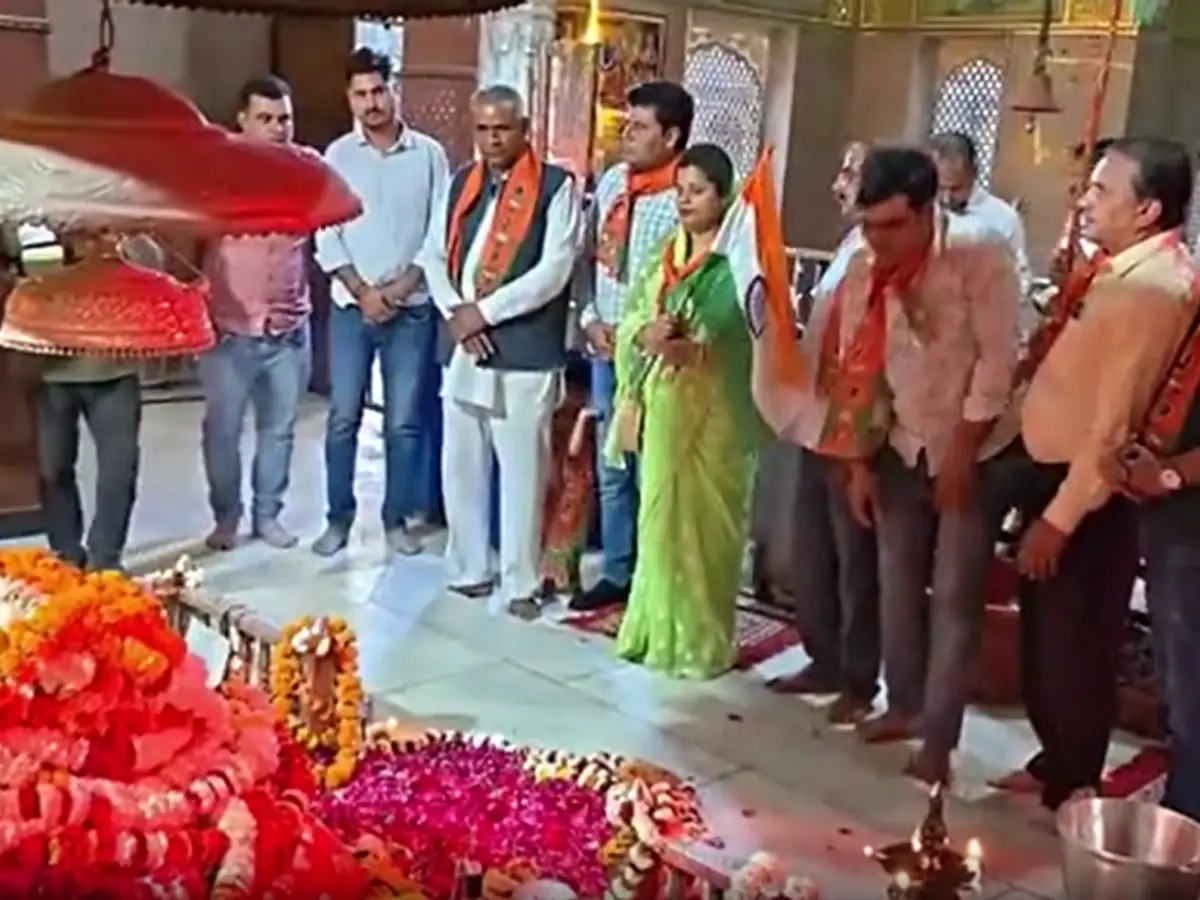 IND vs NZ T20 World Cup: हाथ में तिरंगा लेकर भैरु बाबा मंदिर पहुंचे BJP पदाधिकारी, टीम इंडिया की जीत के लिए की प्रार्थना