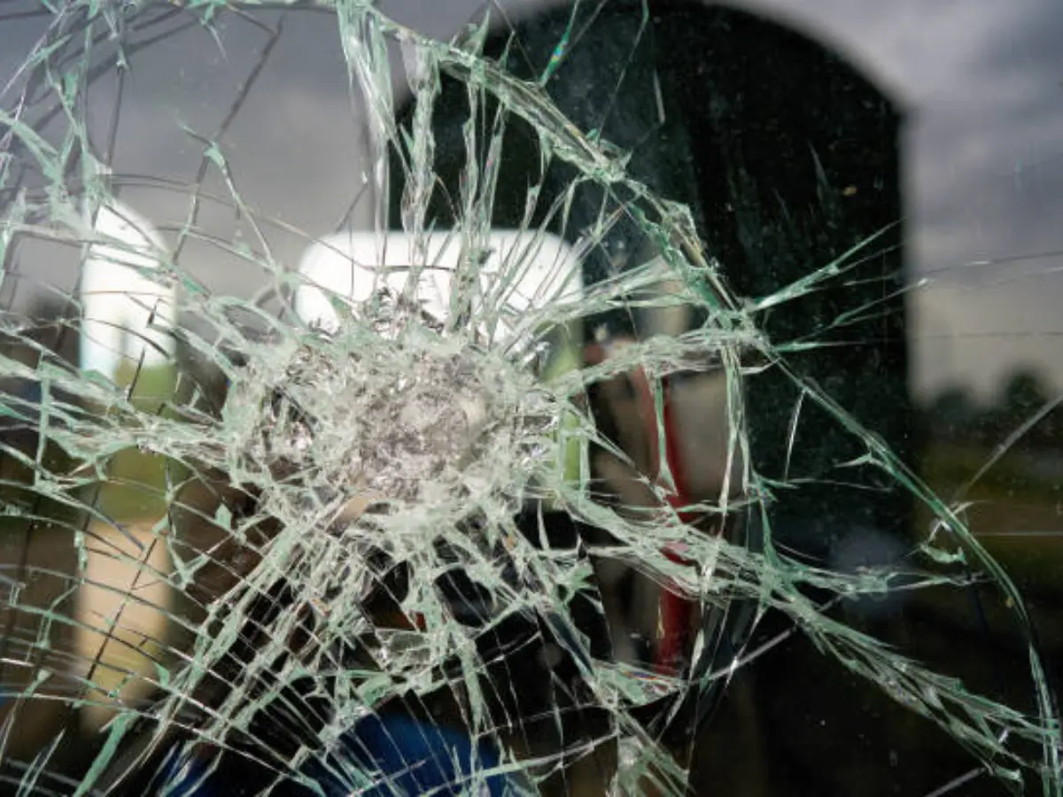 सड़क पर साइड न देने पर खूंखार हुए बाइक सवार बदमाश, चाकू से किया जानलेवा हमला