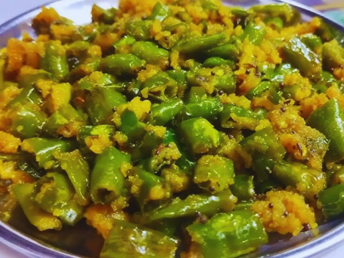 राजस्थानी स्टाइल में घर पर बनाएं बेसन वाली मिर्ची की सब्जी, जानें रेसिपी और फायदे