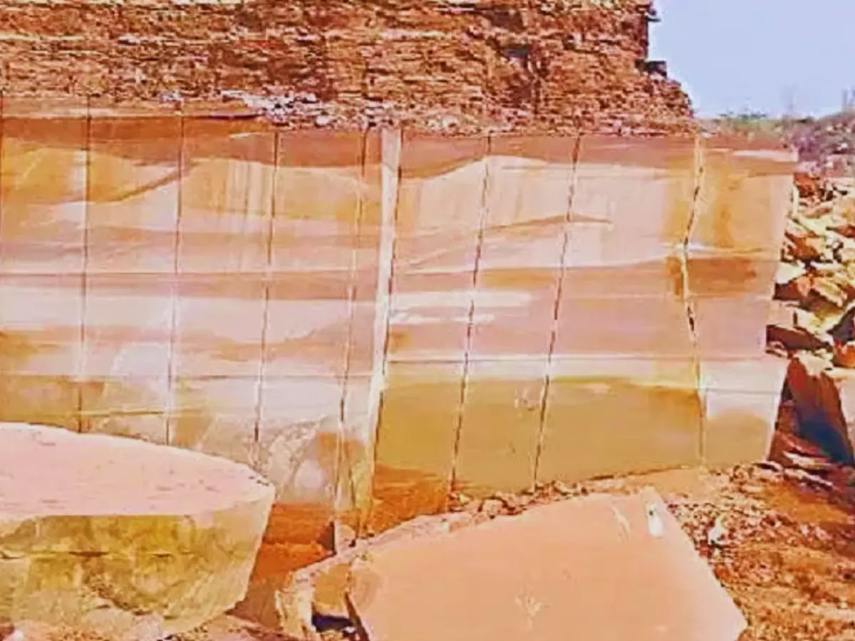 गुलाबी पत्थर खनन क्षेत्र में बढ़ा विवाद, वैध लीज पर उड़ाया ड्रोन, कई पर मुकदमा