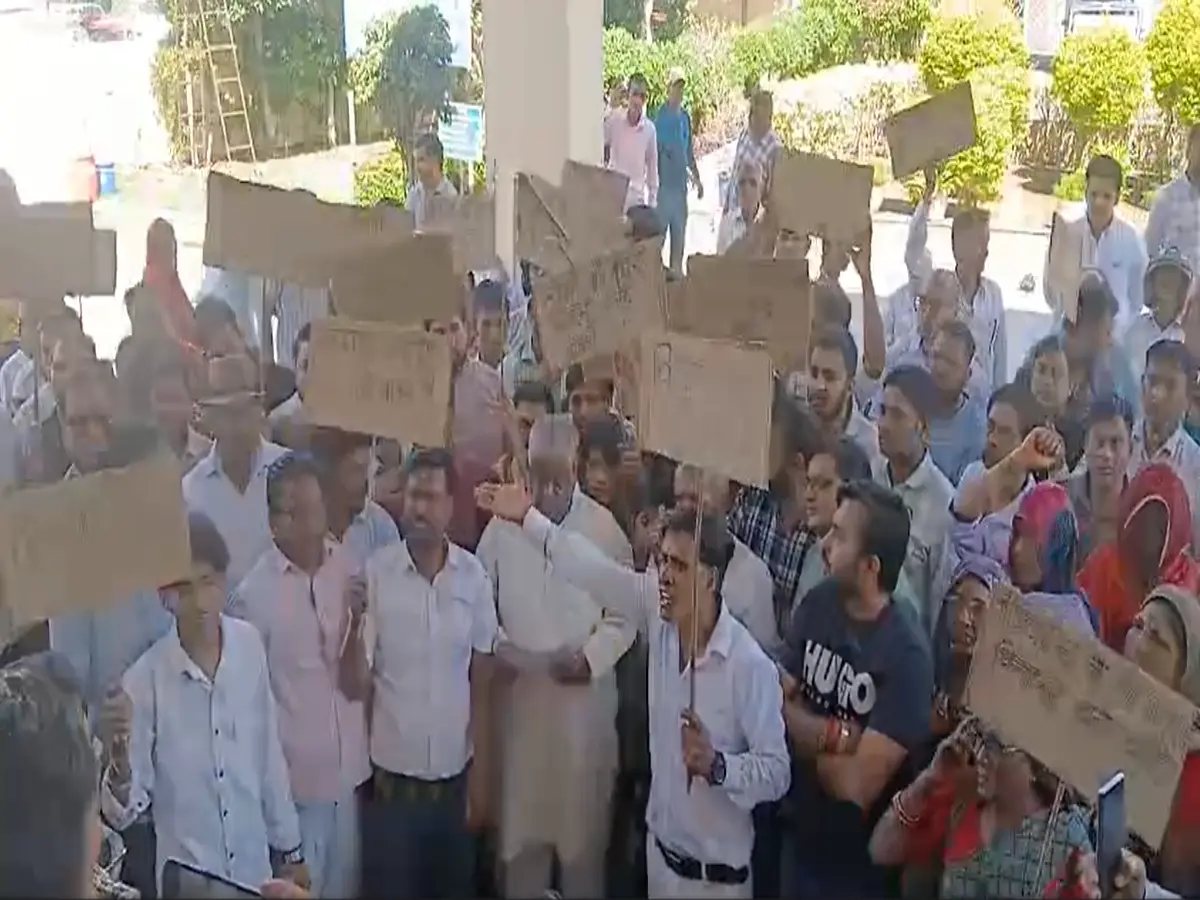 सीकर में रामपुरा रोड को 60 फीट चौड़ा करने का विरोध! लोगों ने नगर परिषद पर किया जोरदार प्रदर्शन