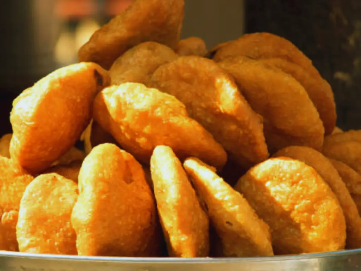 राजस्थानी स्टाइल में घर पर बनाएं प्याज की कचौड़ी, जानें रेसिपी और फायदे