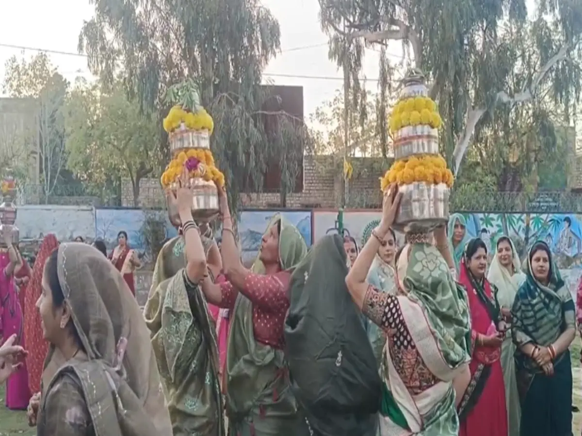 बाड़मेर में गणगौर की धूम, घुड़ला लेकर नाचते-गाते पार्कों में महिलाएं और लड़कियां आई नजर, देखें सुंदर तस्वीरें