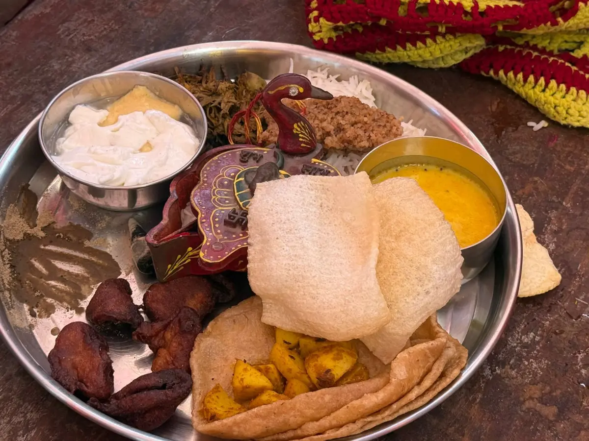 शीतला माता को क्यों चढ़ाते हैं बासी राबड़ी-पुए? घर में नहीं जलता चूल्हा, हैरान कर देगी ये अनोखी परंपरा