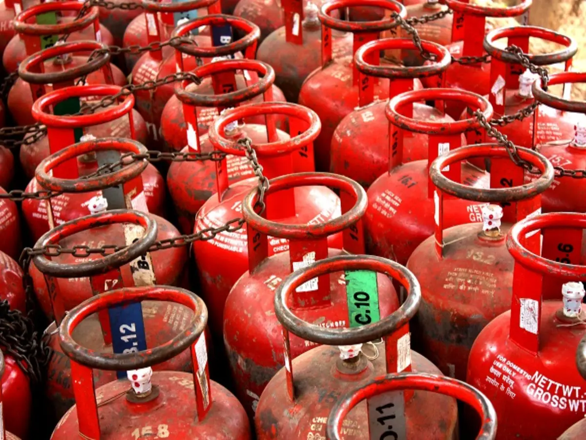 LPG संकट बढ़ा, टोल फ्री नंबर भी दे रहा 'अमान्य', लोग सिलेंडर के लिए एजेंसियों के काट रहे चक्कर
