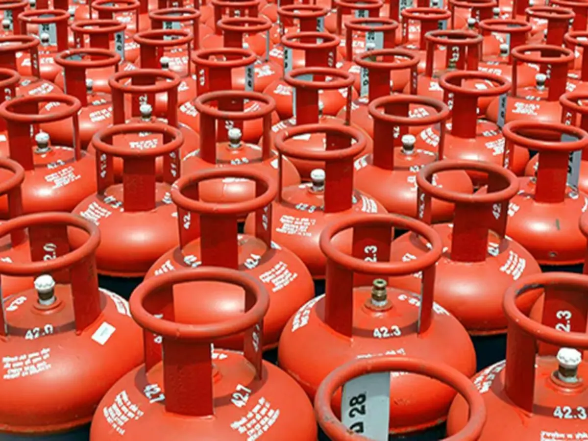 Video: मास्टर जी अब 3 शिफ्टों में बाटेंगे LPG सिलेंडर, SDM ने बारी-बारी करके लगाई ड्यूट