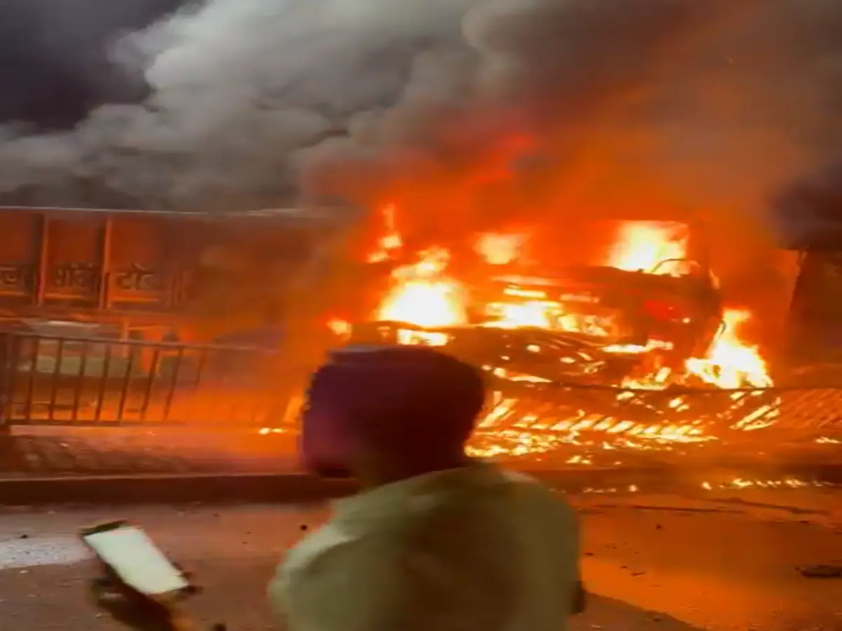 पिंडवाड़ा में भीषण हादसा! दो ट्रकों की टक्कर के बाद भड़की आग, 1 चालक जिंदा जला