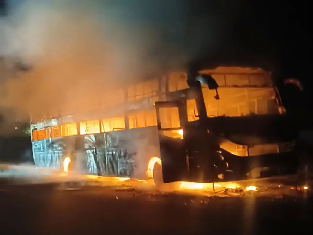 चलती बस बनी आग का गोला! जैसलमेर से अहमदाबाद जा रही बस में भीषण आग, खिड़कियों से कूदे यात्री