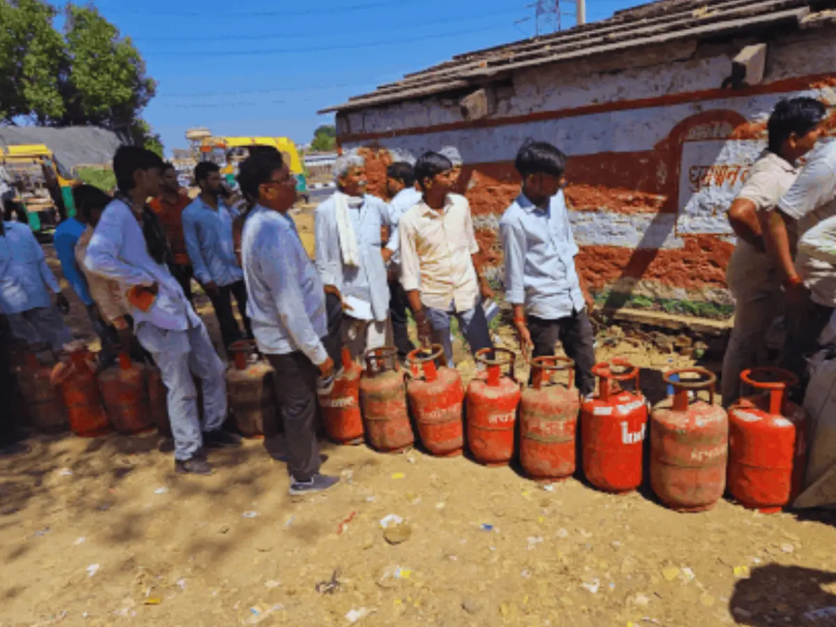 करौली में गैस सिलेंडर के लिए मचा हाहाकार! एजेंसियों के बाहर लगी लंबी लाइनें