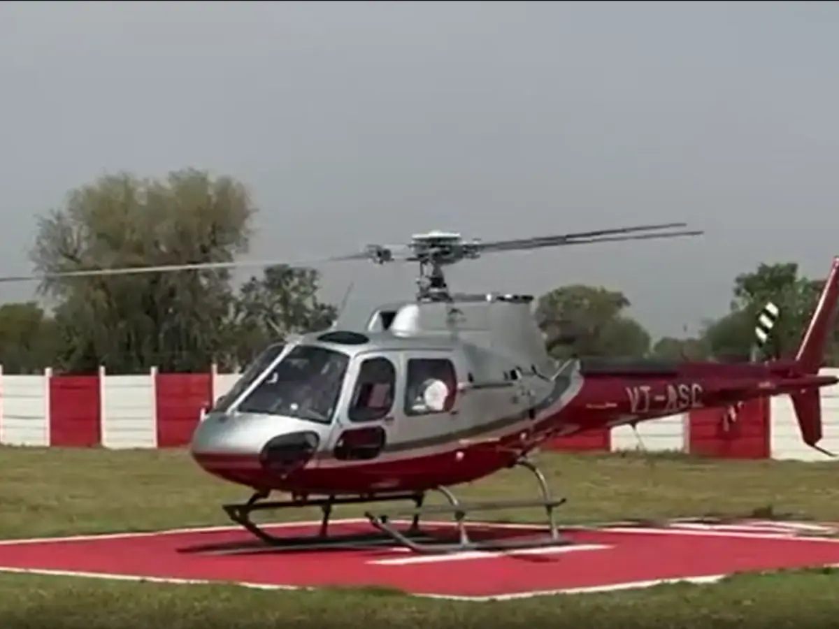 पढ़ाई में टॉप करने पर सरकारी स्कूल की छात्राओं को मिली हेलीकॉप्टर राइड, खुशी से झूम उठीं बच्चियां