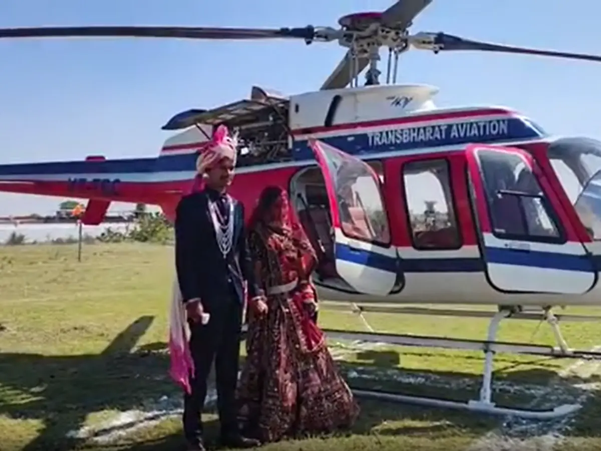 राजस्थान पुलिस के कांस्टेबल की अनोखी शादी, हेलीकॉप्टर में बैठकर ससुराल पहुंची "बींदणी"