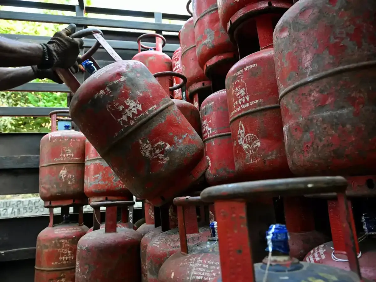 अब गुरूजी भी बांटेंगे LPG गैस सिलेंडर!  उपखंड अधिकारी ने तीन शिक्षकों की लगाई ड्यूटी
