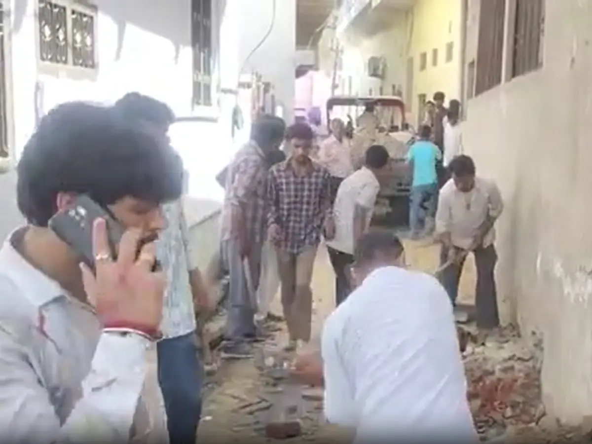 चूरू में अतिक्रमण हटाने पहुंचे नगरपालिका कर्मियों पर हमला, ईंट लगने से महिला घायल