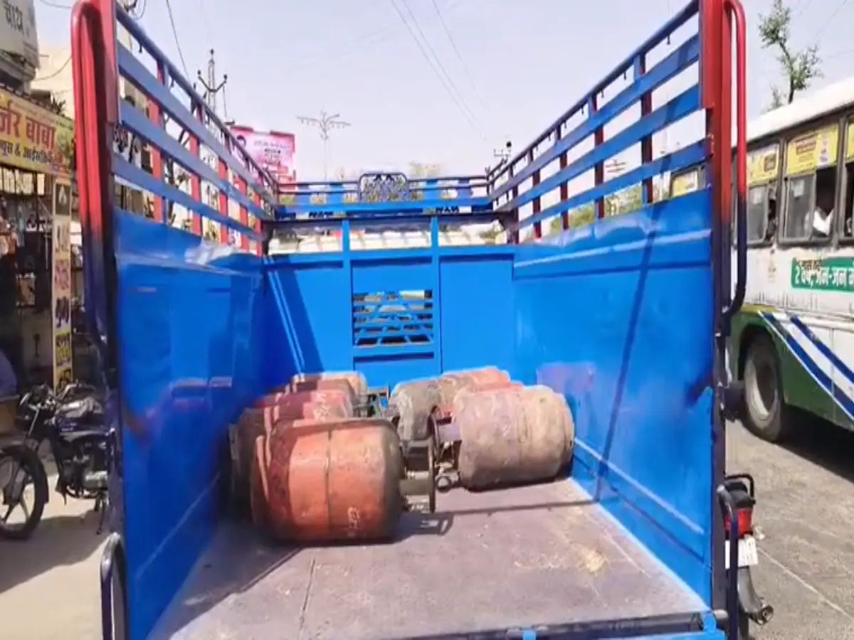 Deedwana: रसद विभाग की छापेमारी से मचा हड़कंप, 53 घरेलू गैस सिलेंडर किए जब्त