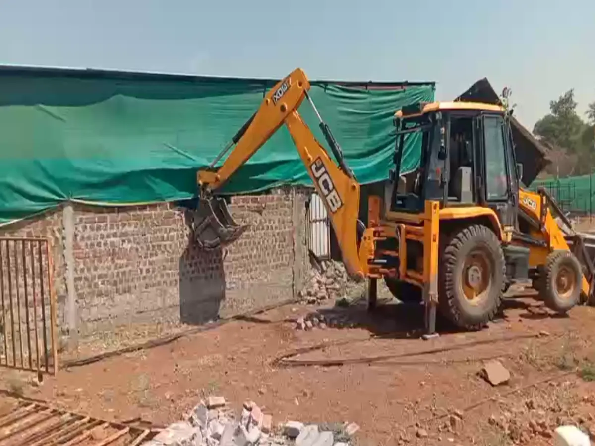 Pratapgarh: अवैध कॉलोनी पर नगर परिषद की बड़ी कार्रवाई, 0.66 हेक्टेयर में बने निर्माण किए ध्वस्त