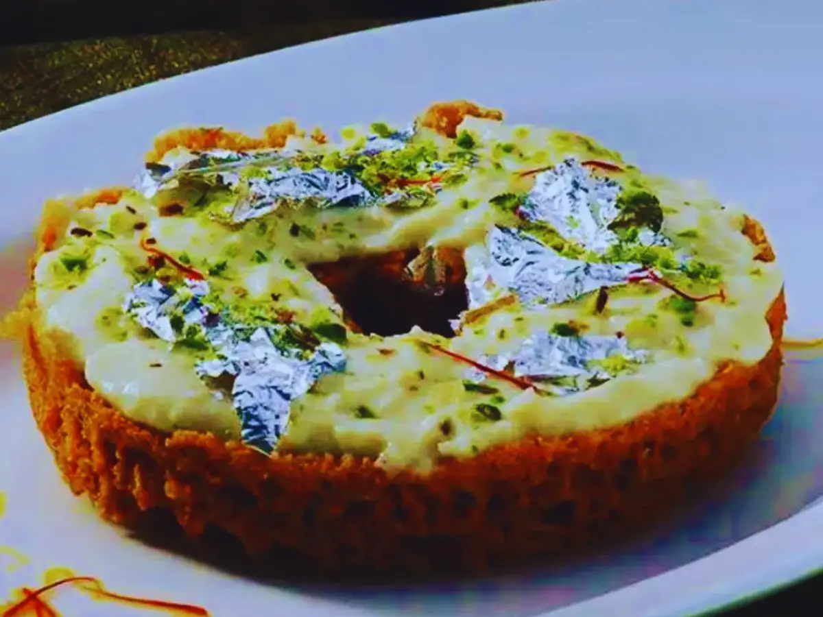 राजस्थानी स्टाइल में घर पर बनाएं घेवर, जानें रेसिपी और फायदे