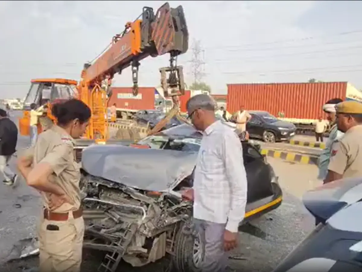 नीमराना टोल प्लाजा पर भीषण हादसा, तेज रफ्तार ट्रक ने खड़ी गाड़ियों को मारी टक्कर, कई घायल