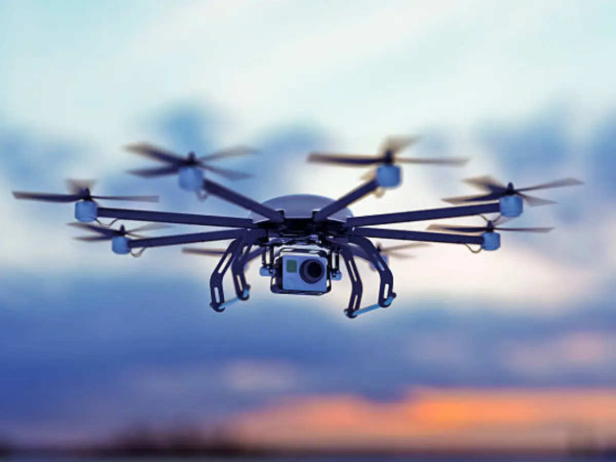 रात के अंधेरे में घर पर आ गिरा संदिग्ध ड्रोन, जलती लाइट देख हड़बड़ा गई महिलाएं, मचा हड़कंप