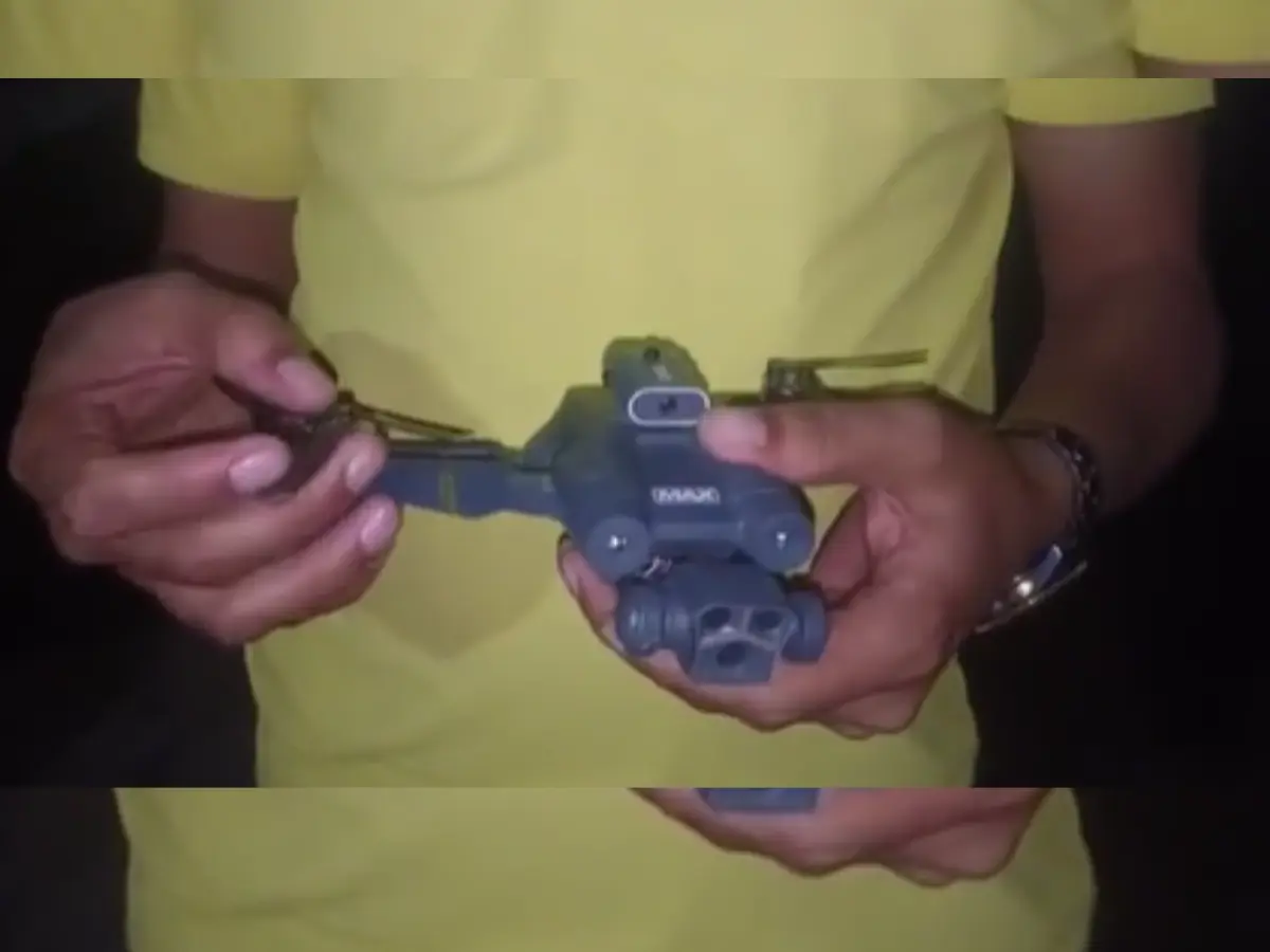 रात के अंधेरे में घर पर आ गिरा संदिग्ध ड्रोन, जलती लाइट देख हड़बड़ा गई महिलाएं, मचा हड़कंप