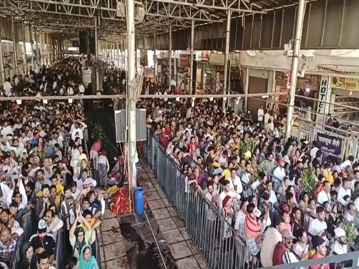 Khatu Shyam Ji: रविवार को बाबा श्याम के दरबार में उमड़ा आस्था का सैलाब, लंबी कतारों में लगे भक्त
