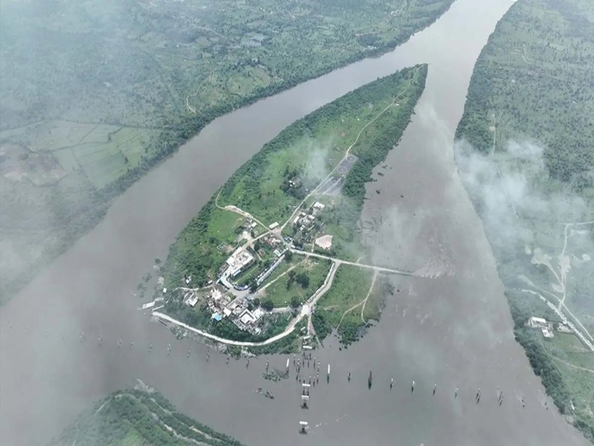 क्यों सिकुड़ रही है आदिवासियों के प्रयाग बेणेश्वर धाम की जमीन ?