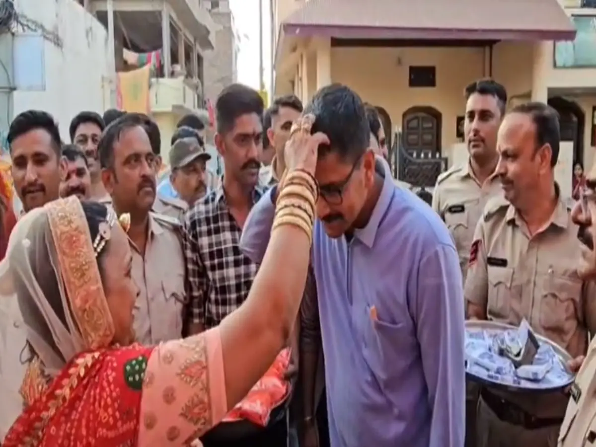Udaipur: पुलिसकर्मियों ने महिला की बेटे की शादी में भरा 1 लाख 11 हजार रुपये मायरा, ढोल-नगाड़ों के साथ पहुंचे घर