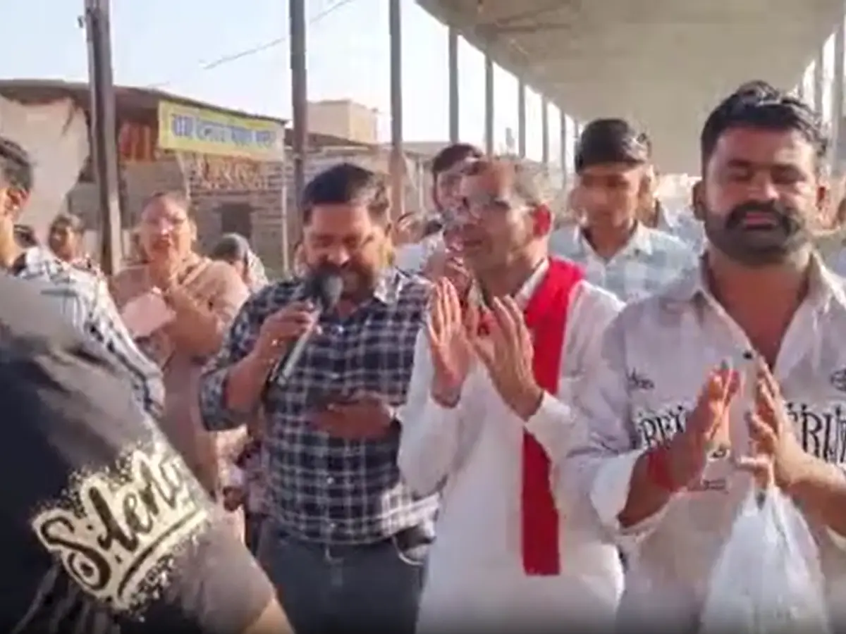 चैत्र नवरात्रि से पहले रामदेवरा में भक्तों की भारी भीड़, गजसिंहपुर से आया 250 लोगों का दल