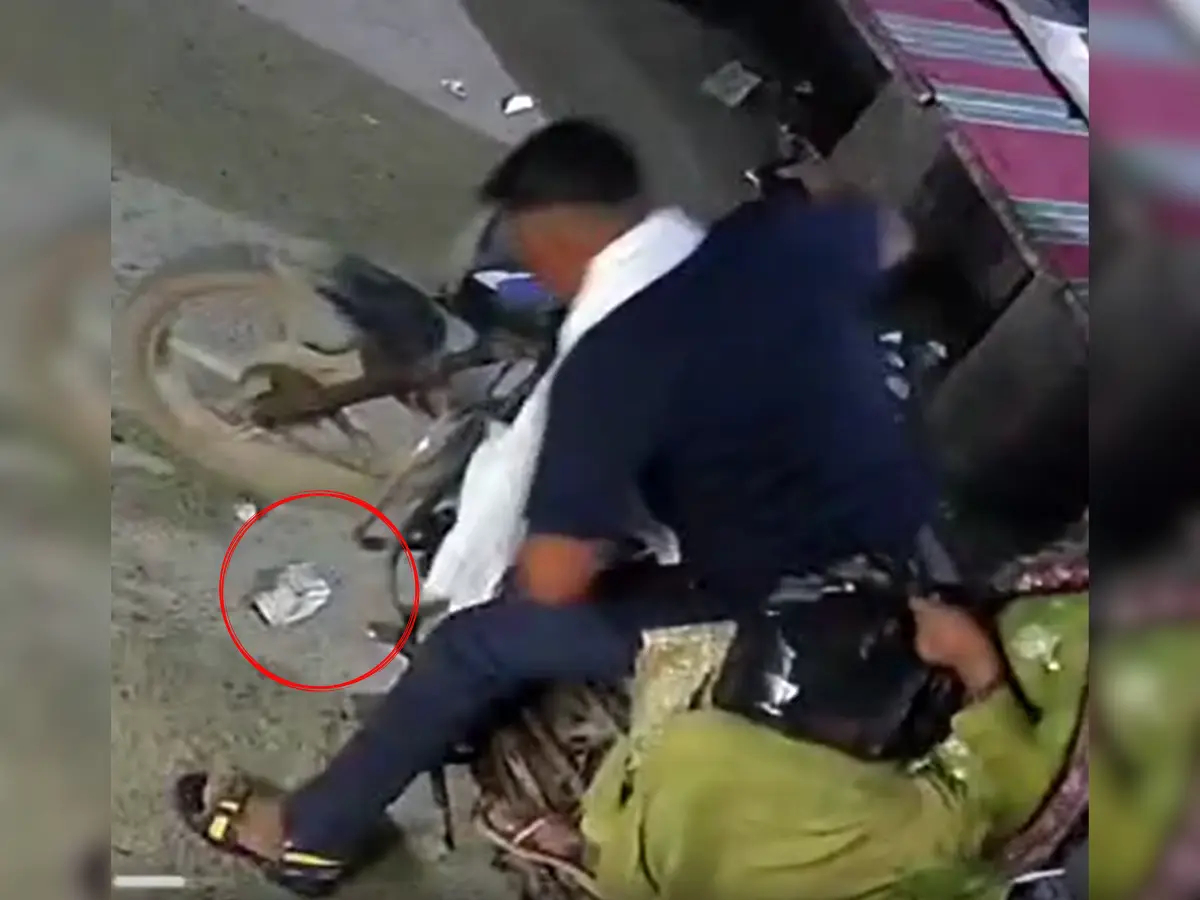 सड़क से नोटों की गड्डी लेकर बाइक सवार दंपति फरार, घटना CCTV में कैद