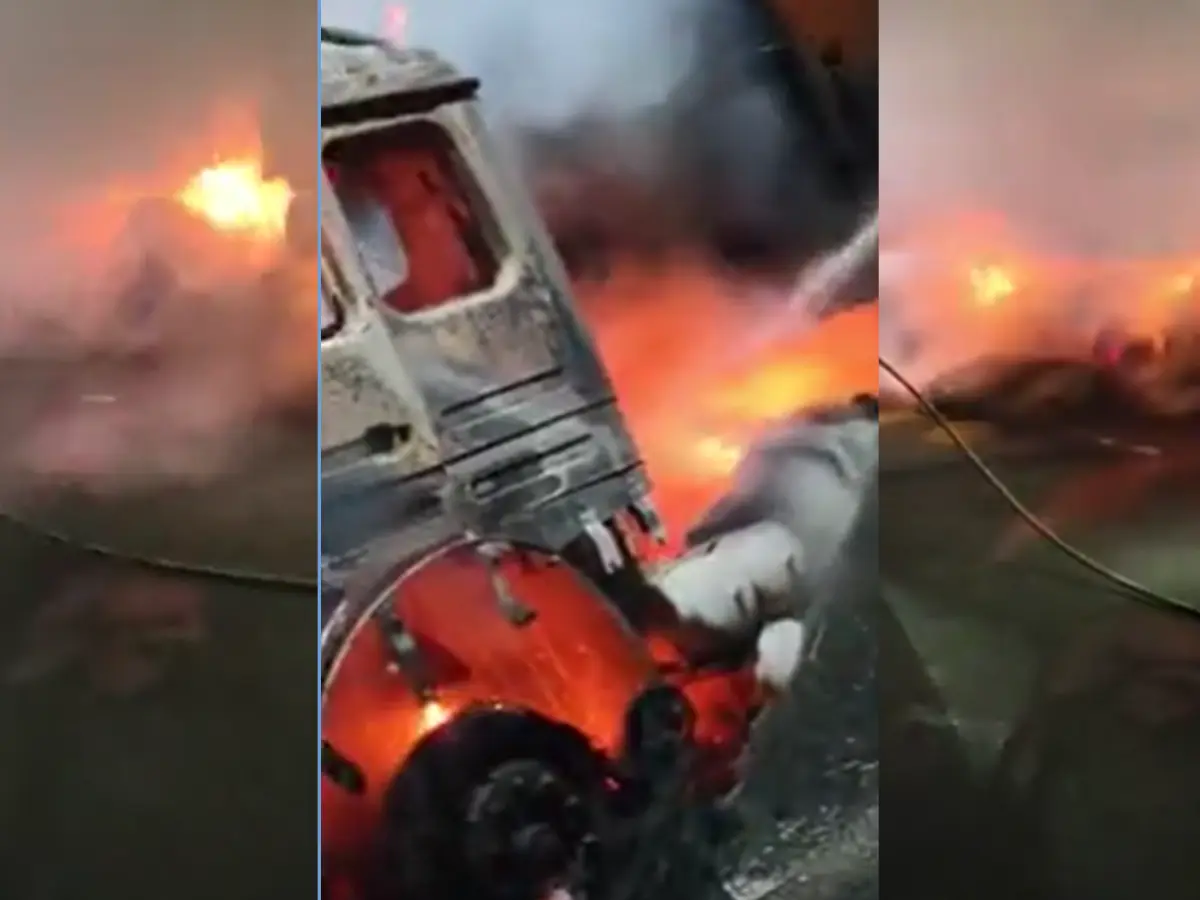 Video: दिल्ली-मुंबई एक्सप्रेसवे पर भयंकर सड़क हादसा, शॉर्ट सर्किट से गेहूं से भरे ट्रेलर में लगी भीषण आग