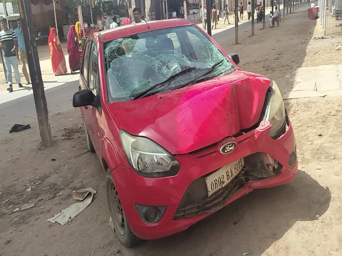 Jaisalmer Accident: सड़क पर गाय आने से अनियंत्रित हुआ वाहन, हादसे में मासूम की हुई मौत, देखें वीडियो