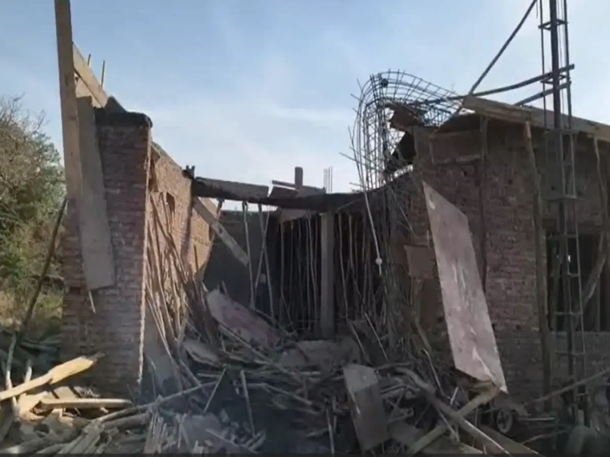 Dungarpur: निर्माणाधीन मकान की छत गिरने से बड़ा हादसा, एक मजदूर की मौत, देखें वीडियो