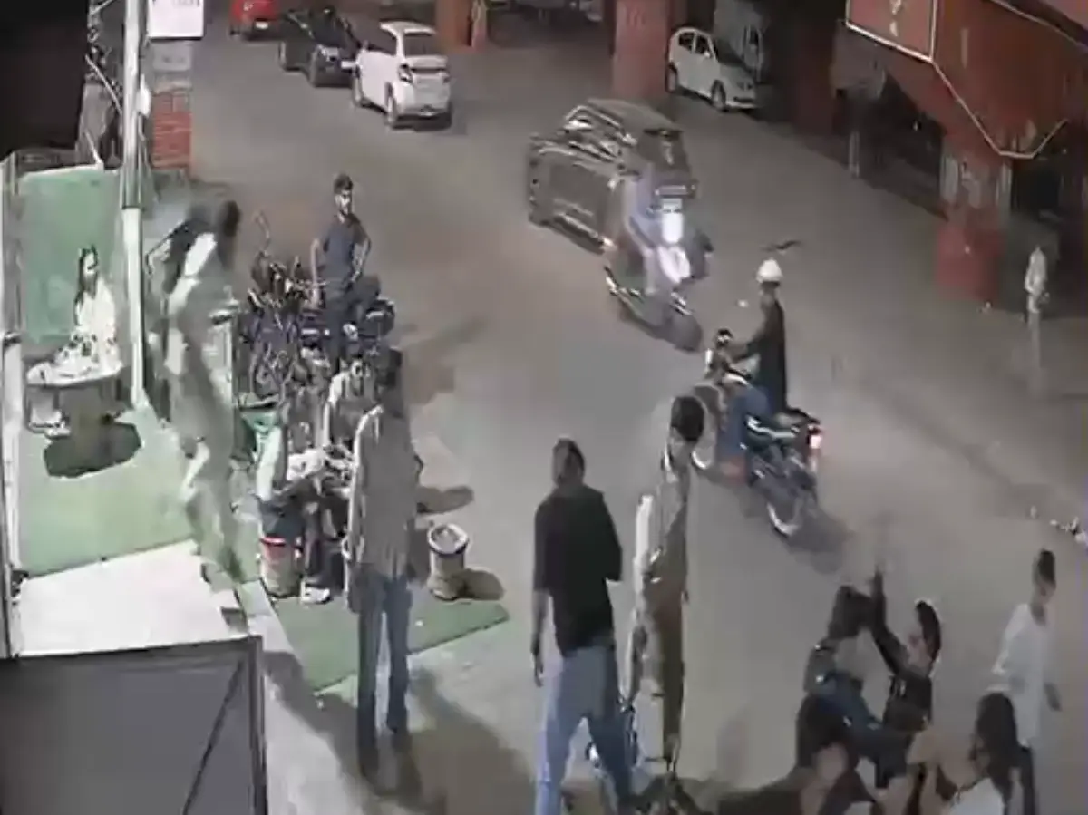 Video: जयपुर में बहन से छेड़छाड़ का विरोध करने पर युवकों से मारपीट, CCTV आया सामने