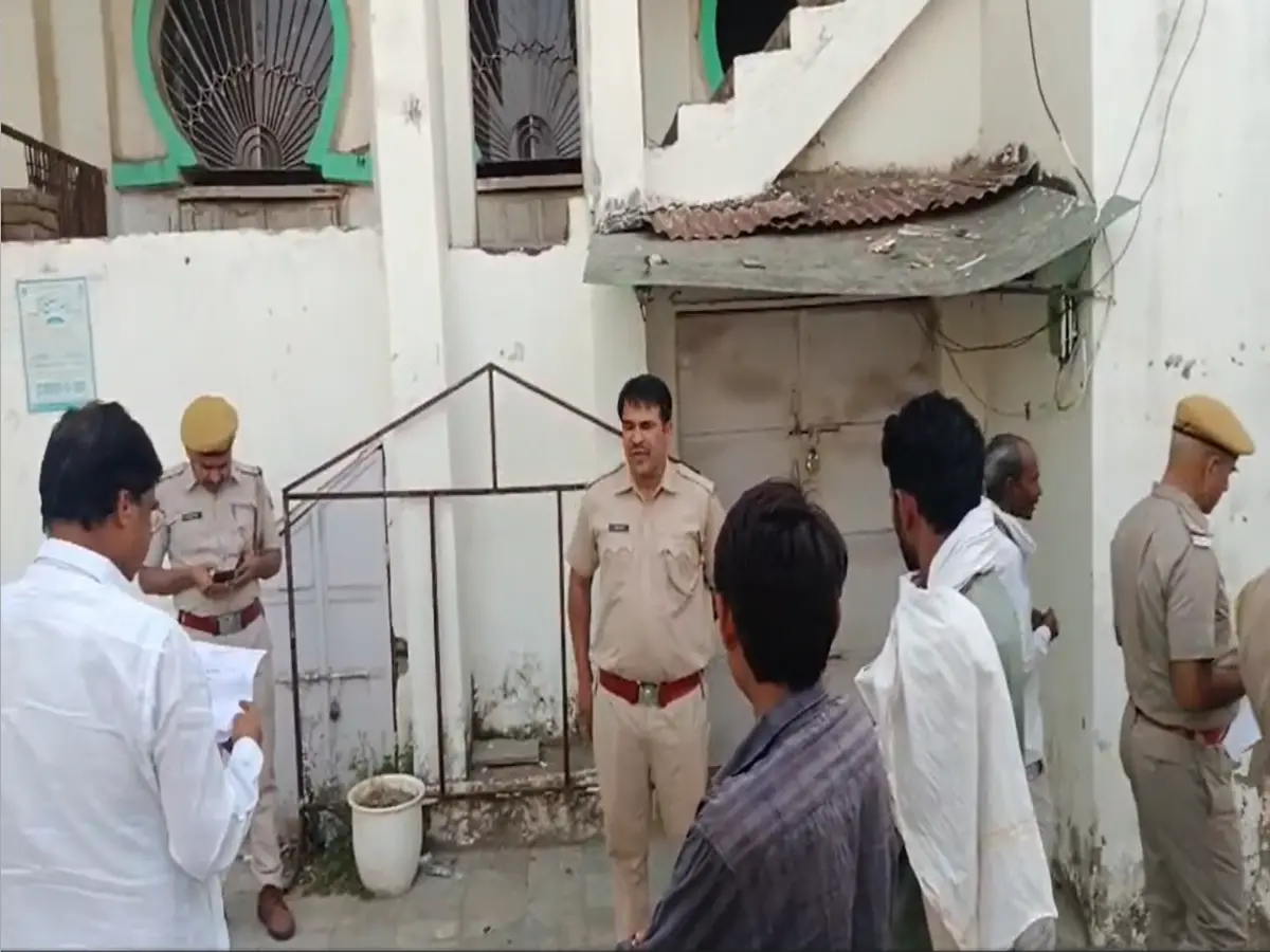 अलवर में बढ़ा तनाव! गोवंश के कटे सिर के बाद मस्जिद पर पेट्रोल बम से हमला, जानें पूरा मामला