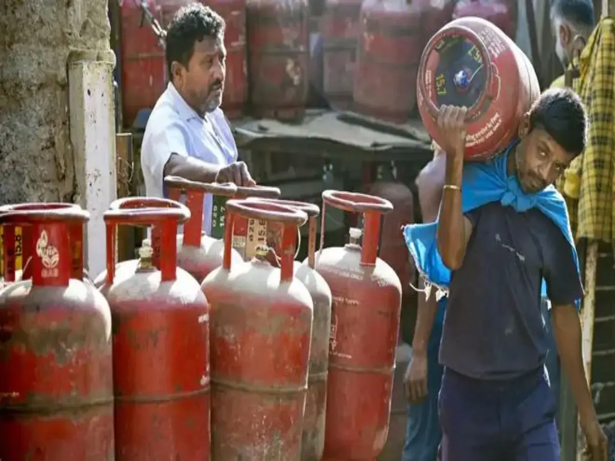 गैस भरवाने से पहले जान लें अपने शहर में LPG रेट, कितने का घरेलू, कितने का कॉमर्शियल सिलेंडर?