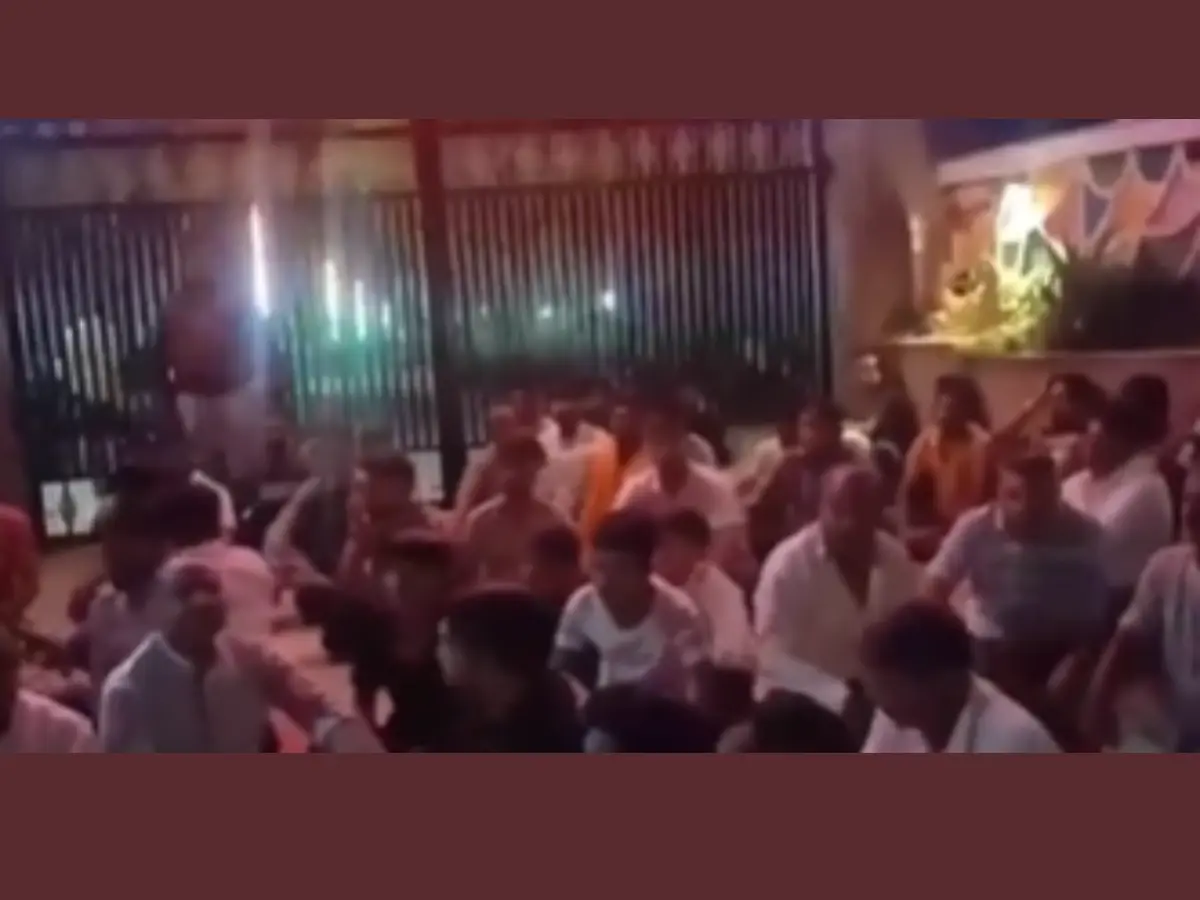Jhunjhunu News: विवादों में नवोदय विद्यालय की शिक्षिका, बच्चों में धर्म से जुड़ी किताबें बांटने का आरोप