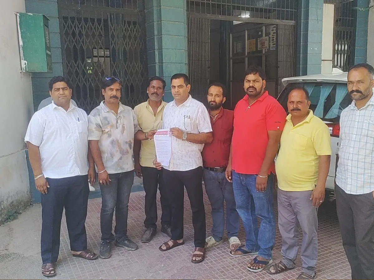 डूंगरपुर में कमर्शियल सिलेंडर की किल्लत से ठप काम, कलेक्ट्रेट पहुंचे हलवाई