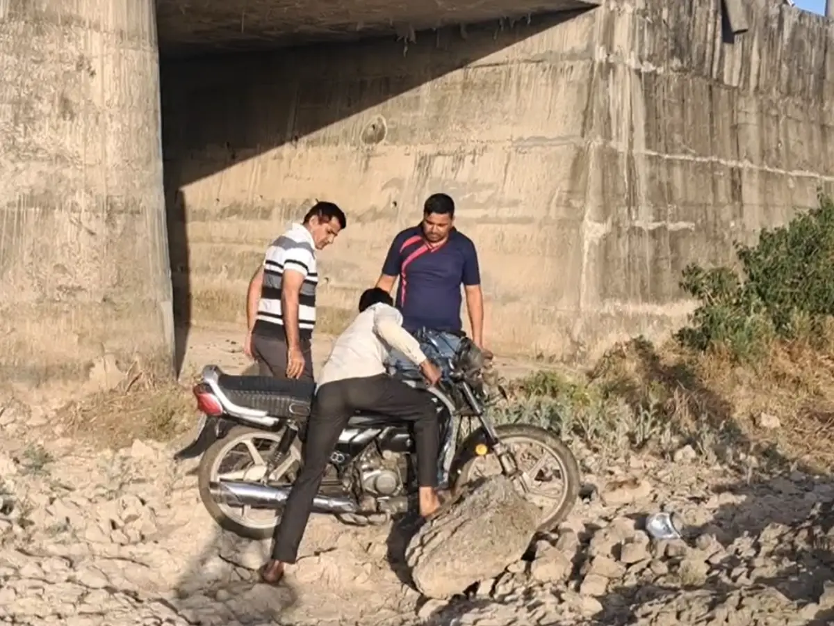 झालावाड़ में पुलिया से गिरी बाइक, एक युवक की मौत, एक गंभीर घायल