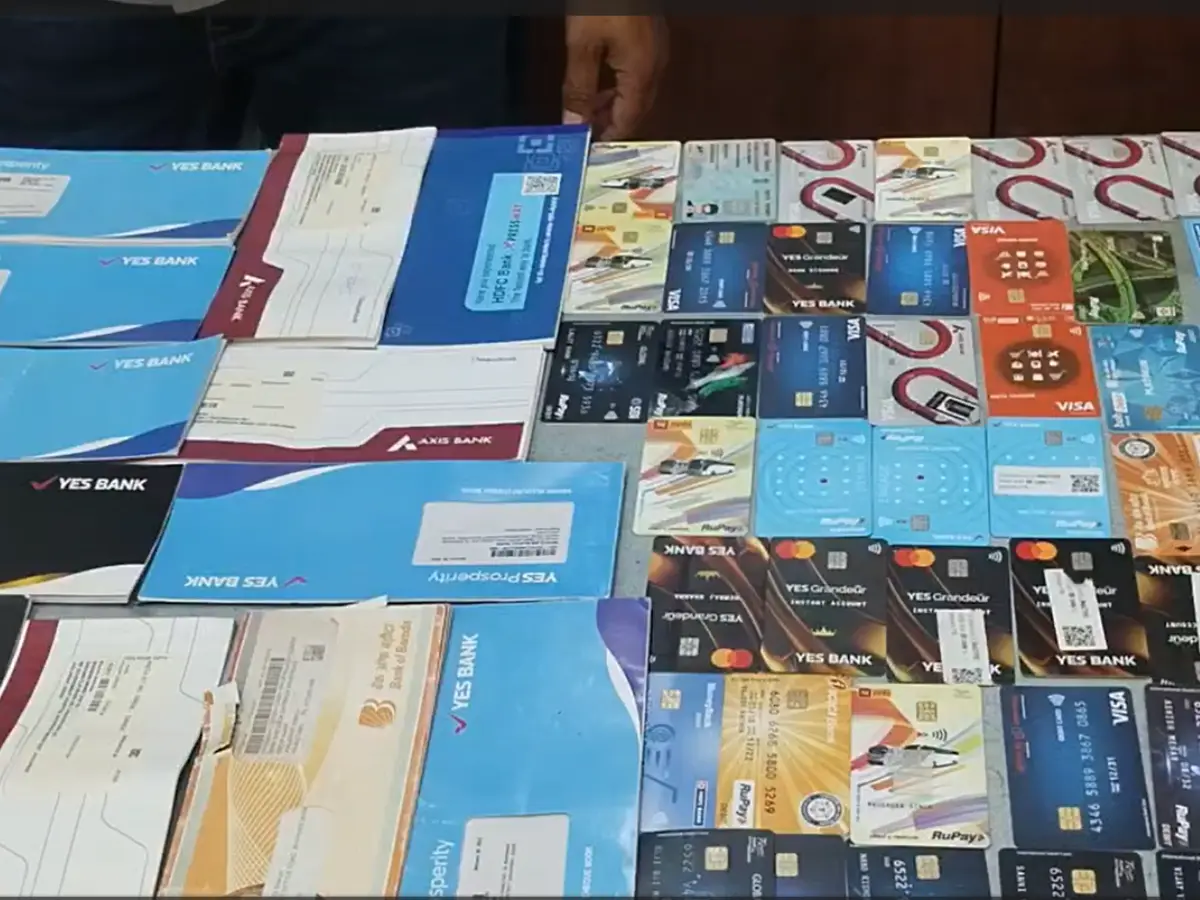 झालावाड़ में साइबर ठगी गिरोह का भंडाफोड़, 3 आरोपी गिरफ्तार, 53 ATM कार्ड और लाखों नकदी बरामद