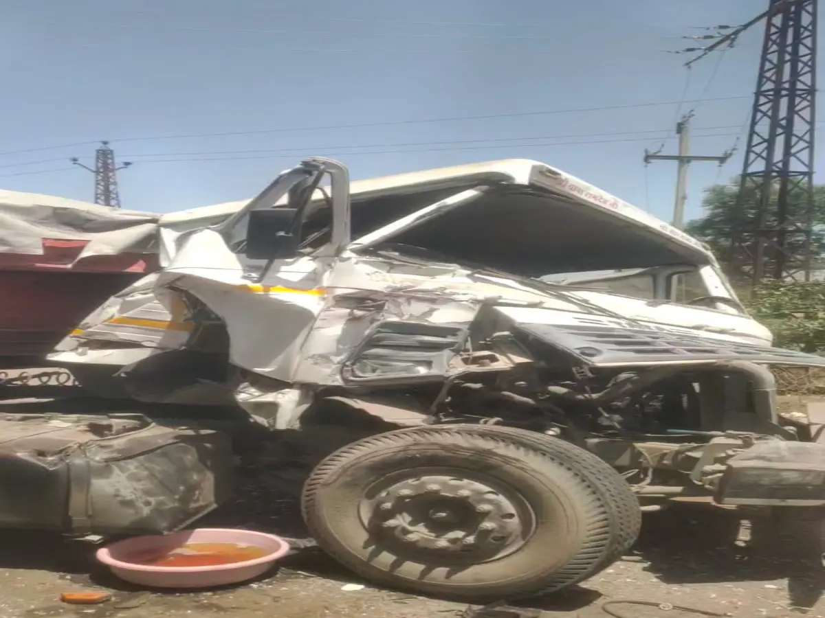 Pratapgarh News: नेशनल हाईवे पर दो ट्रेलरों में भिड़ंत, एक ट्रेलर का केबिन हुआ चकनाचूर